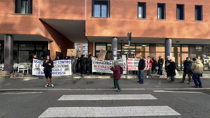 All'istituto Falcone di Gallarate il collettivo “Presidio del bosco” si schiera contro la “Settimana della sicurezza” e rivela di avere denunciato il sindaco Cassani