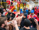 L'abbraccio finale tra la curva del Pergine e la squadra all'Acinque Ice Arena (foto Galbiati)