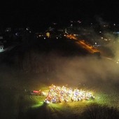 L'Albero di Natale realizzato alla Fattoria Robustelli di Ranco con circa 50 trattori e un Babbo Natale d'eccezione (foto dalla pagina Facebook della Pro Loco Ranco)