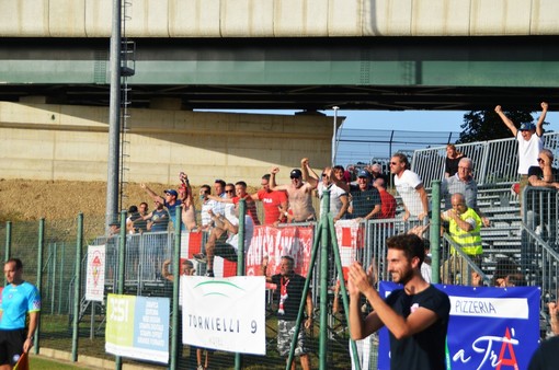 La tribuna scoperta con i tifosi del Varese impazziti di gioia: la squadra li ha applauditi, così come i molti sostenitori varesini in tribuna coperta, sia prima che dopo la partita (foto e gallery di Ezio Macchi)