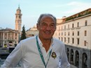 Renzo Oldani, patron della Binda, sul balcone di piazza Monte Grappa dopo l'edizione numero 102 della Tre Valli vinta dal belga Ilan Van Wilder (foto Alessandro Umberto Galbiati)