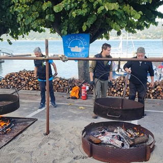 La castagnata della Pro Loco di Ranco (foto dalla pagina Facebook dell'associazione)