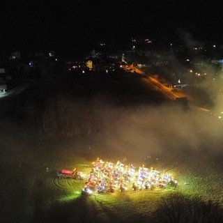 L'Albero di Natale realizzato alla Fattoria Robustelli di Ranco con circa 50 trattori e un Babbo Natale d'eccezione (foto dalla pagina Facebook della Pro Loco Ranco)