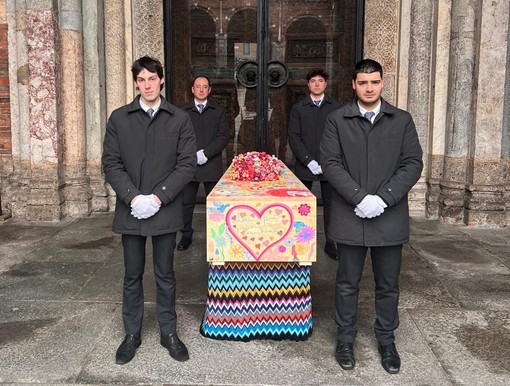 Il feretro &quot;colorato&quot; di Rosita Missoni al funerale che si è svolto oggi a Milano