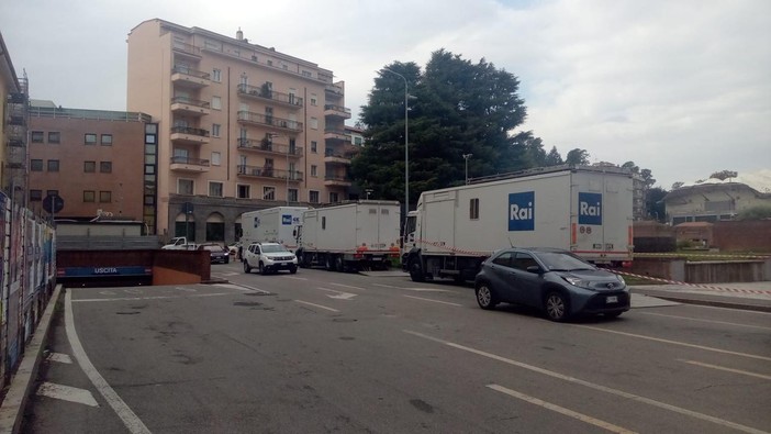 I tre mezzi della Rai fotografati questa mattina in via Spinelli proprio di fronte all'ex Caserma