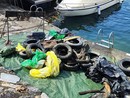 FOTO. Uno stereo, un'aspirapolvere, 25 pneumatici e 500 chili di rifiuti: la &quot;pesca&quot; della Pro Loco di Ranco nel Lago Maggiore