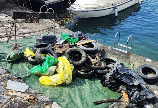 FOTO. Uno stereo, un'aspirapolvere, 25 pneumatici e 500 chili di rifiuti: la &quot;pesca&quot; della Pro Loco di Ranco nel Lago Maggiore