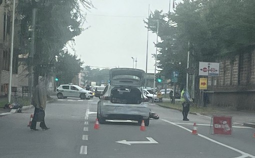 Busto, auto contro moto: un ferito in viale Venezia e code