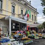 Dopo quattro anni in periferia, il mercato settimanale di Sesto Calende è tornato in centro città