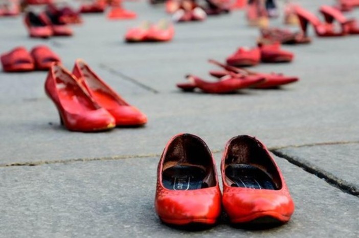 Castiglione Olona in campo contro la violenza sulle donne: le scarpe rosse &quot;invadono&quot; le piazze della città