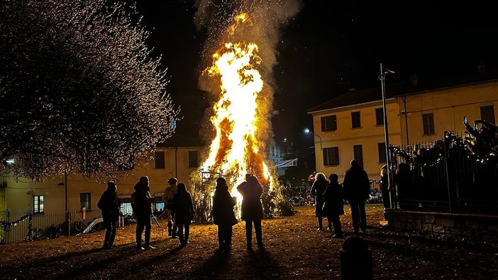 Il falò di Sant'Antonio a Besozzo del 2024