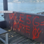 Luino, scritte “no vax” e contro il 5G deturpano ancora il Parco a Lago