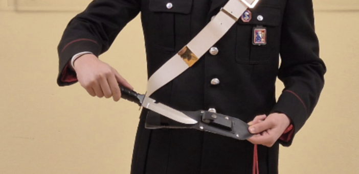 Minaccia con un coltello ragazzi al campetto dopo una lite per gli schiamazzi, un arresto a Verbania