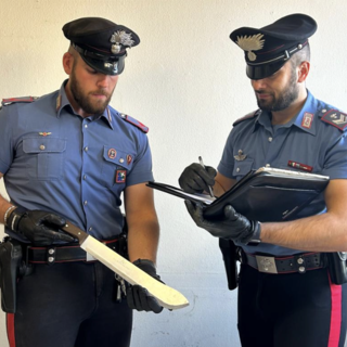 Aggredisce i vicini di casa con un machete: arrestato dai carabinieri