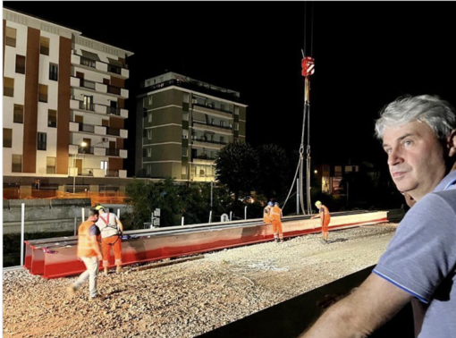 Il sindaco di Varese Davide Galimberti osserva il cantiere notturno in largo Flaiano