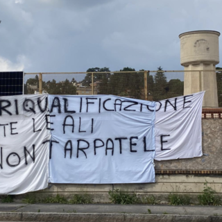 Lo striscione dei residenti affisso sulle macerie dell'ex Aermacchi dopo lo stop ai lavori
