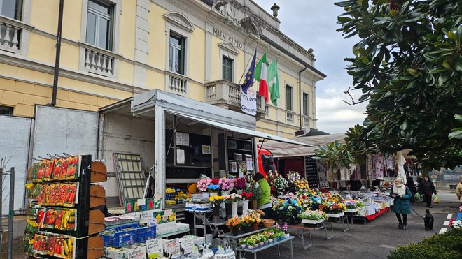 Dopo quattro anni in periferia, il mercato settimanale di Sesto Calende è tornato in centro città