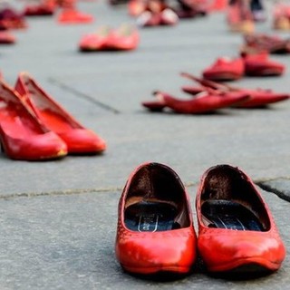 Castiglione Olona in campo contro la violenza sulle donne: le scarpe rosse &quot;invadono&quot; le piazze della città