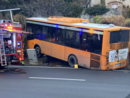 FOTO. Incidente in viale Aguggiari, autobus finisce fuori strada: otto persone soccorse