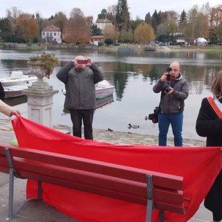 L'inaugurazione della panchina rossa a Sesto Calende