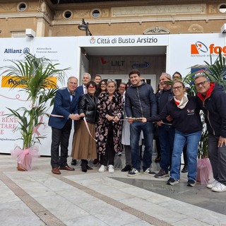 Il taglio del nastro davanti alla postazione mobile per il ritorno il piazza San Giovanni di &quot;Senologia al centro&quot;