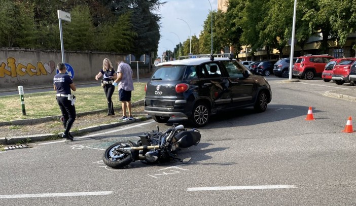Busto, scontro all'incrocio: motociclista di 25 anni finisce al pronto soccorso