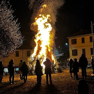 Il falò di Sant'Antonio a Besozzo del 2024