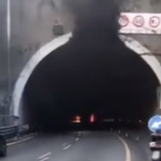 VIDEO - Camion in fiamme in galleria sull'A10. Fumo nero e traffico bloccato
