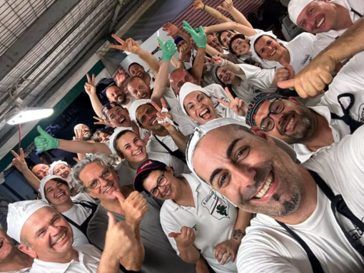 Lo chef Giorgio Locatelli con la staff della Festa della Cascina San Giorgio di Sesto nell'edizione 2023