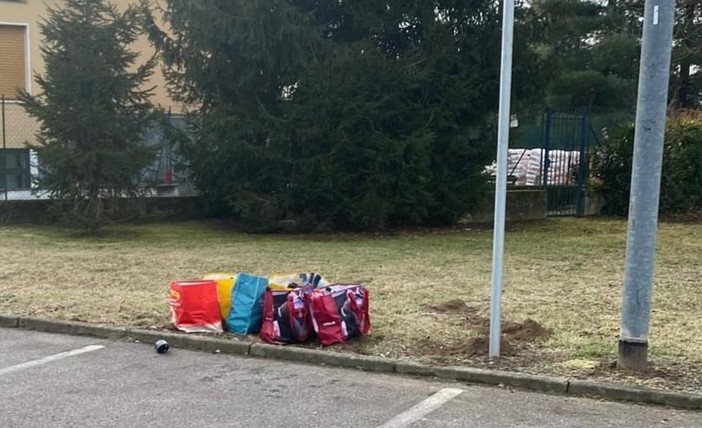 I rifiuti abbandonati da ignoti fuori dalla scuola di Sangiano