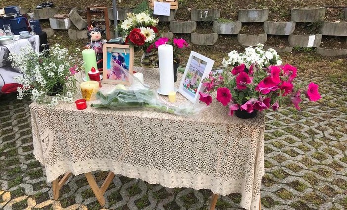 L'altare allestito dai colleghi di Stefania Pivetta al mercato di Malnate al posto della bancarella che la vittima della strage di Samarate occupava con il suo banchetto