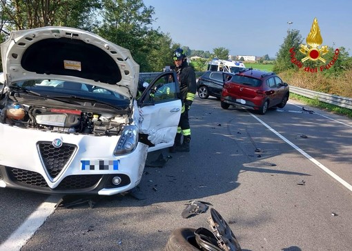 FOTO. Schianto tra tre auto sulla provinciale a Solaro, quattro le persone soccorse