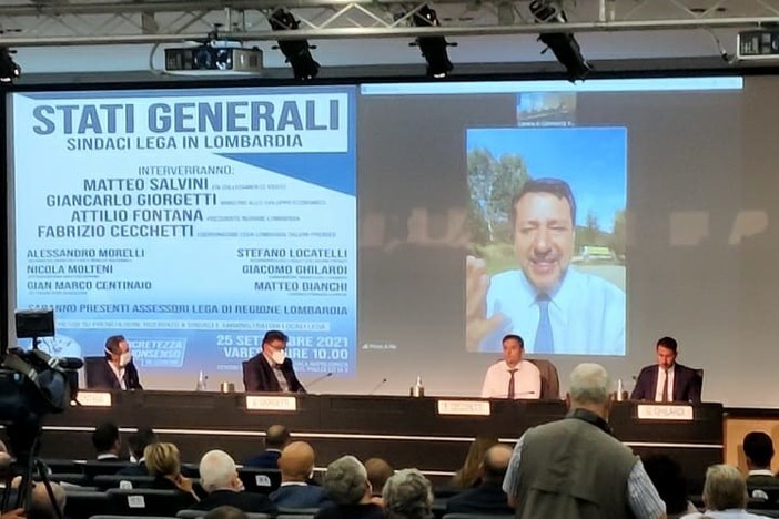 Matteo Salvini in diretta video con i sindaci della Lega riuniti a Ville Ponti