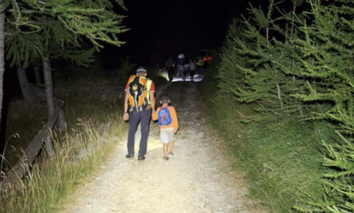 Donna si perde nel bosco con i tre bambini piccoli: salvata nella notte