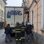 Il balcone sfondato dal camion (foto tratta da IlSaronno.it)