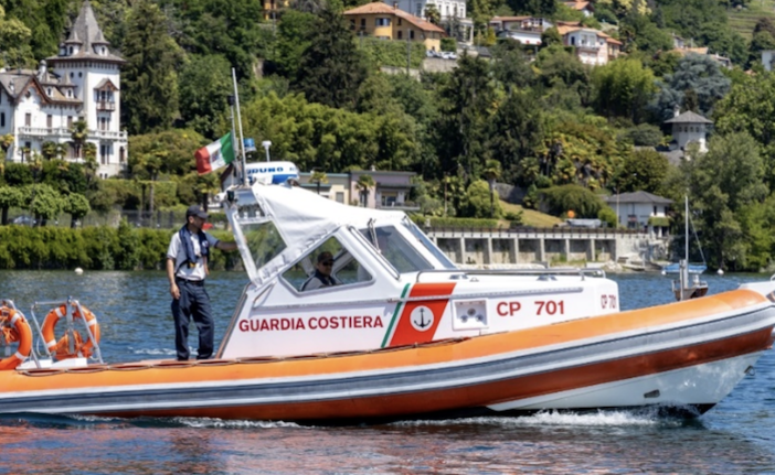 Reti abbandonate sulle spiagge del lago Maggiore, indagato un pescatore