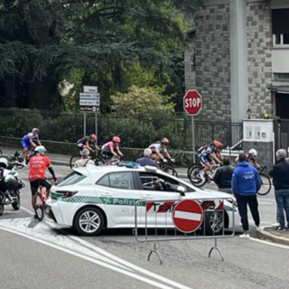 Il passaggio delle cicliste all'incrocio di via Piemonte