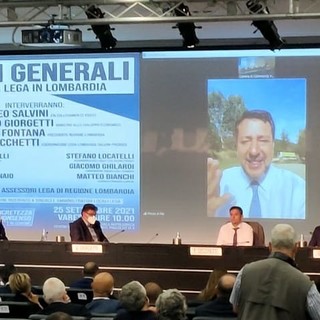 Matteo Salvini in diretta video con i sindaci della Lega riuniti a Ville Ponti
