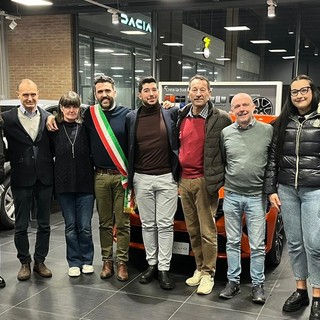 Foto di gruppo per i 100 anni della concessionaria Barberi a Sesto Calende