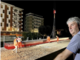 Il sindaco di Varese Davide Galimberti osserva il cantiere notturno in largo Flaiano