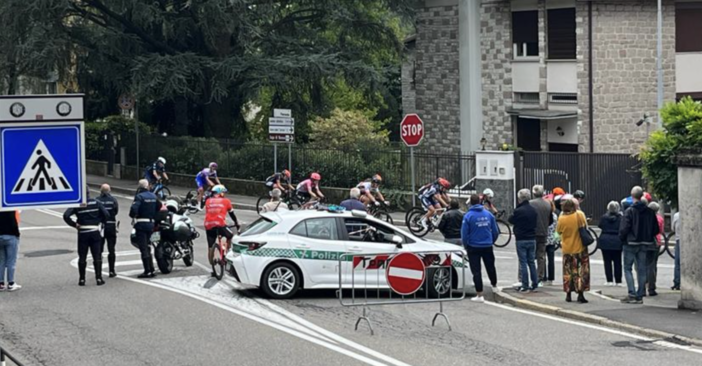 Il passaggio delle cicliste all'incrocio di via Piemonte