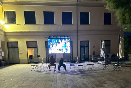 La foto del maxischermo nel cortile comunale di Sesto Calende inviata dal gruppo di minoranza &quot;Siamo Sestesi&quot;