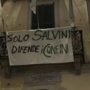 Striscione sulla sede della Lega: «Solo Salvini difende i confini»