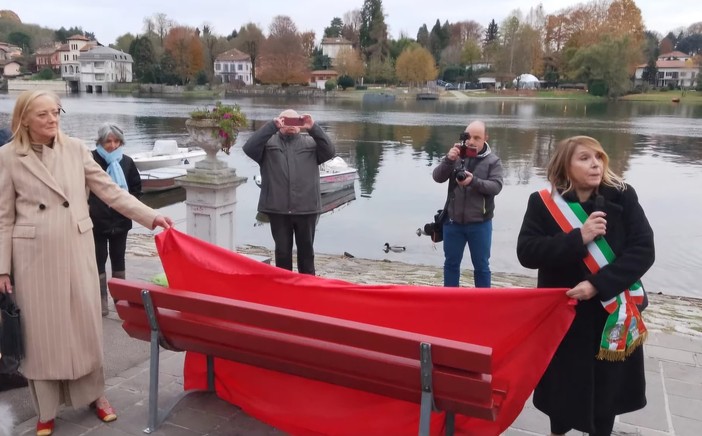 L'inaugurazione della panchina rossa a Sesto Calende