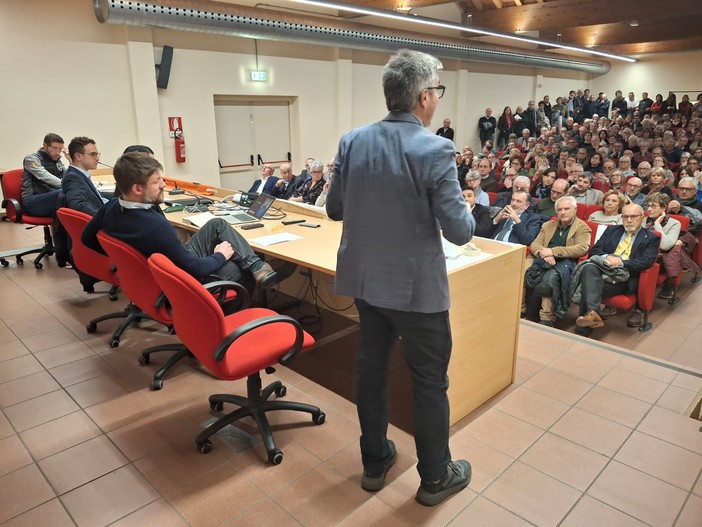 Servizi sanitari a Gallarate: alla serata delle minoranze, appelli alla cittadinanza e diffidenza verso il governatore Fontana: «È smentito dai documenti»