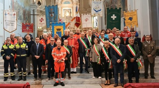 Foto dei festeggiamenti del Cva Angera (dalla pagina Facebook del Comune di Sesto Calende)