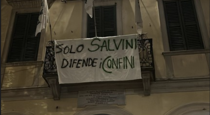 Striscione sulla sede della Lega: «Solo Salvini difende i confini»