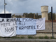 Lo striscione dei residenti affisso sulle macerie dell'ex Aermacchi dopo lo stop ai lavori
