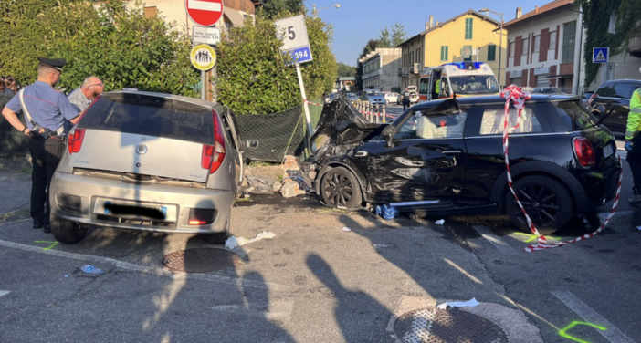 Il luogo dell'incidente con le due auto distrutte