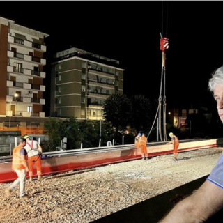 Il sindaco di Varese Davide Galimberti osserva il cantiere notturno in largo Flaiano